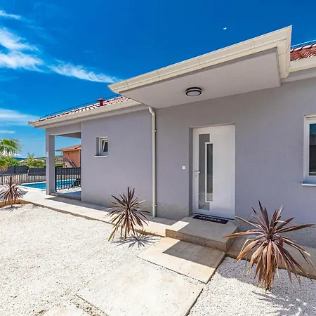 Vikendica Lovely In With Kitchen Trogir